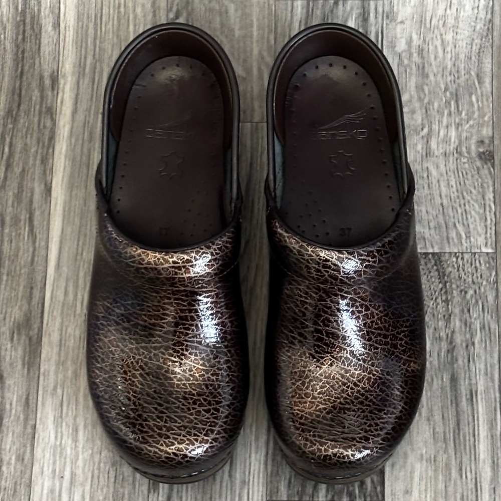 Dansko Espresso Bronzed Brown Alligator Textured 37 US 6.5/7 Professional Clogs